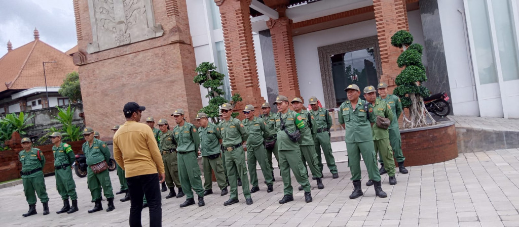 BERLANGSUNG KEGIATAN APEL SATLINMAS DESA MENGWITANI UNTUK PERSIAPAN PENJAGAAN PENGRUPUKAN DI WILAYAH PEMANTAUAN DESA MENGWIATANI.